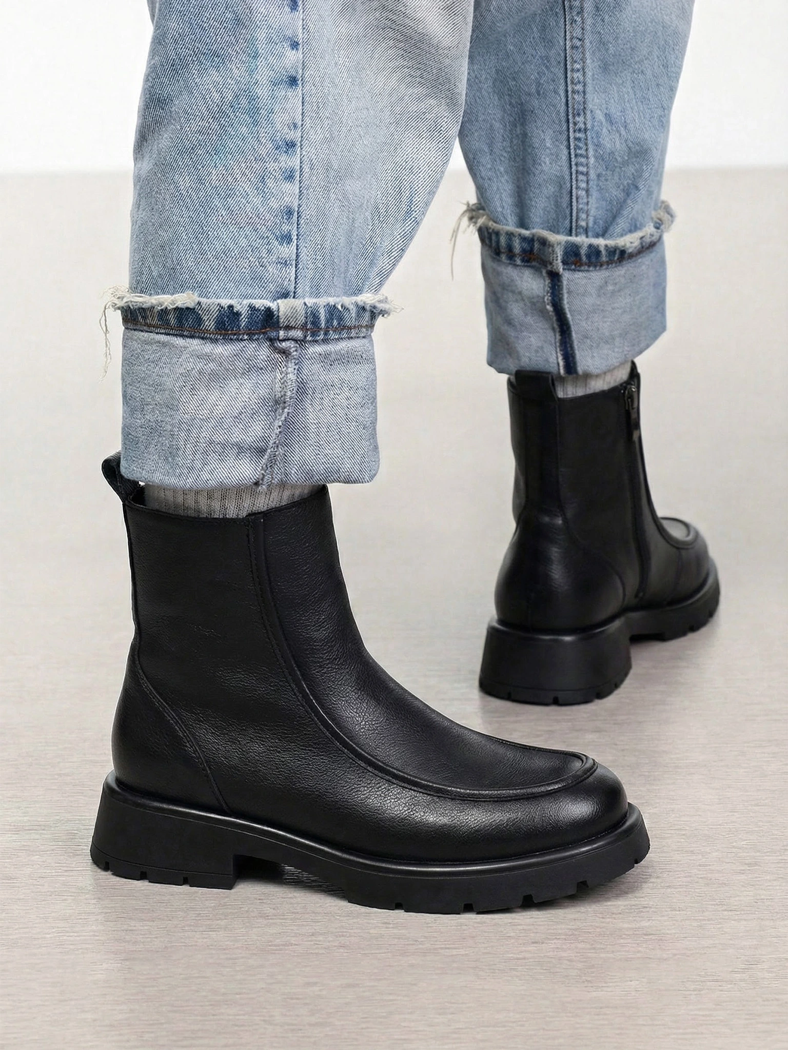 Ботинки черного цвета на рельефной подошве